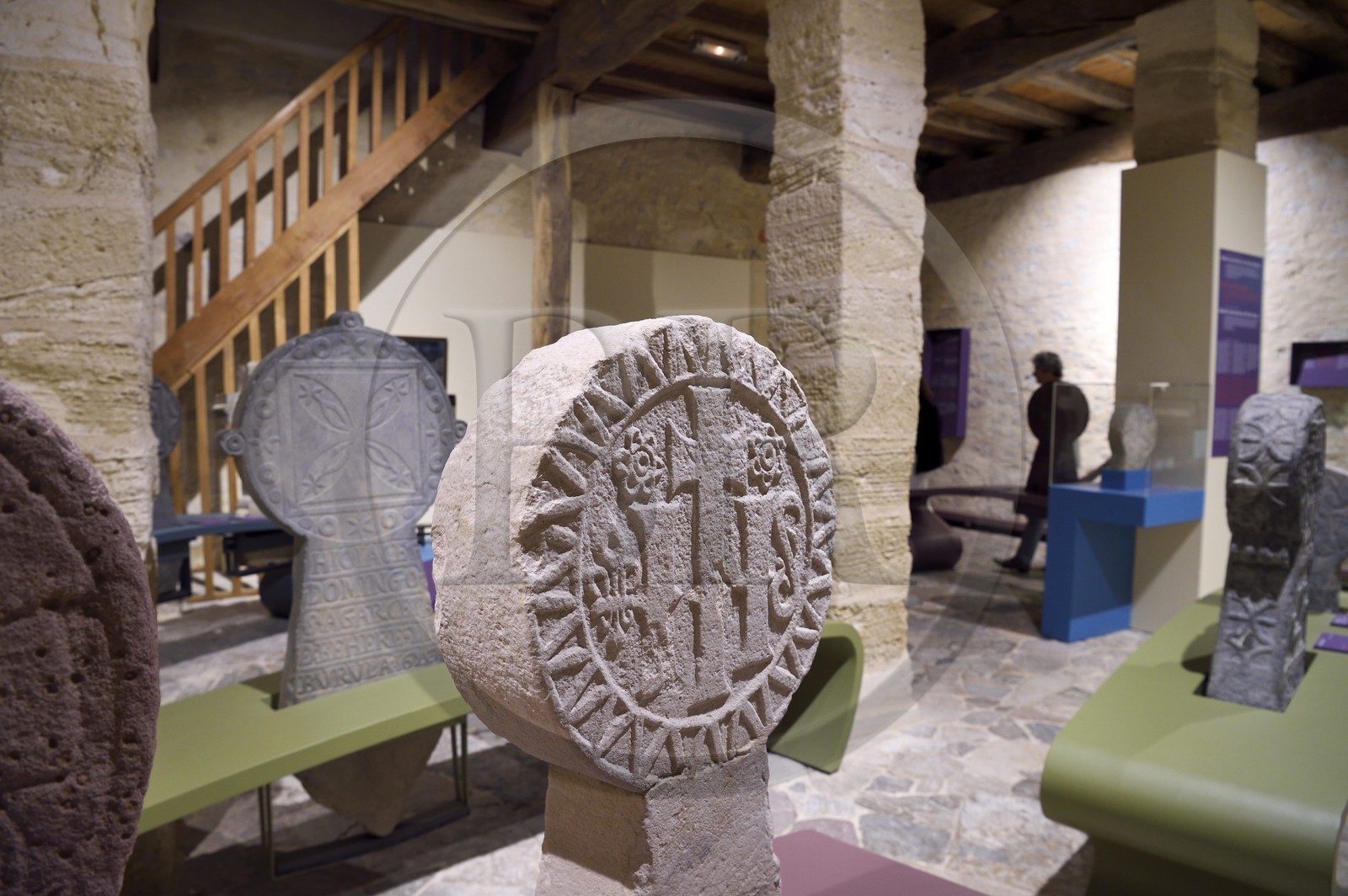 France, Pyrénées-Atlantiques (64), Pays-Basque, Bayonne, Musée Basque, les stèles ici discoidales renvoient directement aux croyances de la mythologie basque