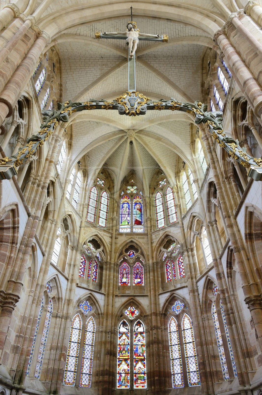 France, Marne (51), village de Saint-Amand-sur-Fion, église Saint-Amand, le chœur du XIIIème siècle avec la poutre de gloire et le crucifix du XVIIIème siècle