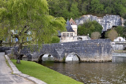 France, Dordogne (24), Brantôme, Pont Coudé de l'abbaye bénédictine Saint-Pierre de Brantôme, sur la Dronne