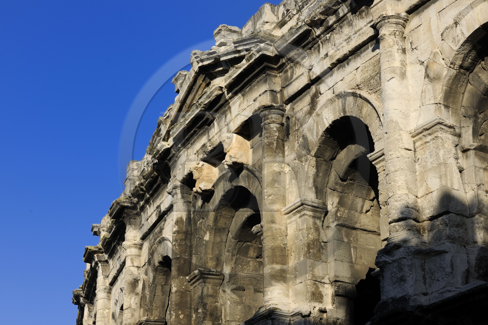France, Gard (30), Nimes, les arènes, fronton orné de taureaux au dessus de la principale des quatres portes axiales