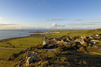 France, Manche (50), Cap de la Hague, le phare du petit port de Goury et le hameau de la Roche
