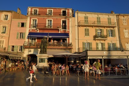 France, Var (83), Saint-Tropez, terrasse du café de Paris sur le quai Suffren