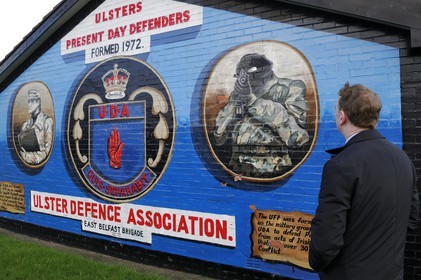 Royaume-Uni, Irlande du Nord, Belfast Est, les quartiers loyalistes protestants, Newtownards Road, fresque murale politique à la gloire des milices loyalistes