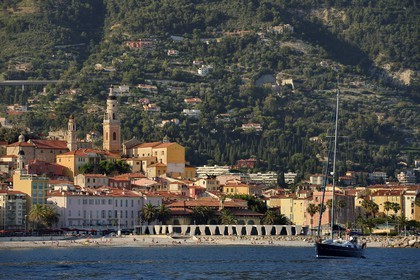 France, Alpes-Maritimes (06), Menton, la vieille ville dominée par la Basilique Saint Michel, le musée Jean Cocteau construit en 2008 par l'architecte Rudy Ricciotti au premier plan
