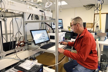 France, Puy-de-Dôme (63), Parc Naturel Régional des Volcans d'Auvergne, Station d'observation au sommet du Puy du Dôme, Jean-Luc Baray chercheur au Laboratoire de Météorologie Physique (Observatoire de physique du globe de Clermont-Ferrand (OPGC) et Université Blaise Pascal de Clermont-Ferrand), relève les données météorologiques des capteurs sur le toit de l'institut et controle les paramètres météorologiques mesurées et microphysiques (notamment le nombre et taille de gouttes d'eau)