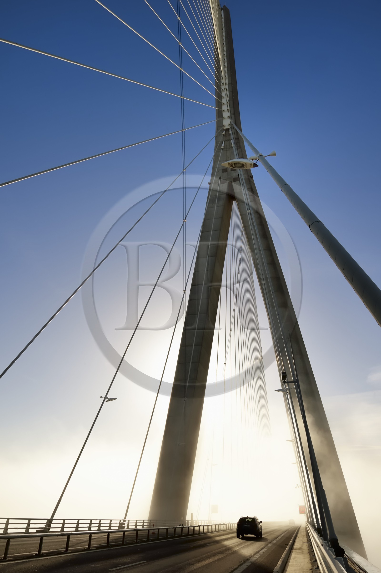 France, entre Calvados (14) et Seine-Maritime (76), le Pont de Normandie enjambe la Seine