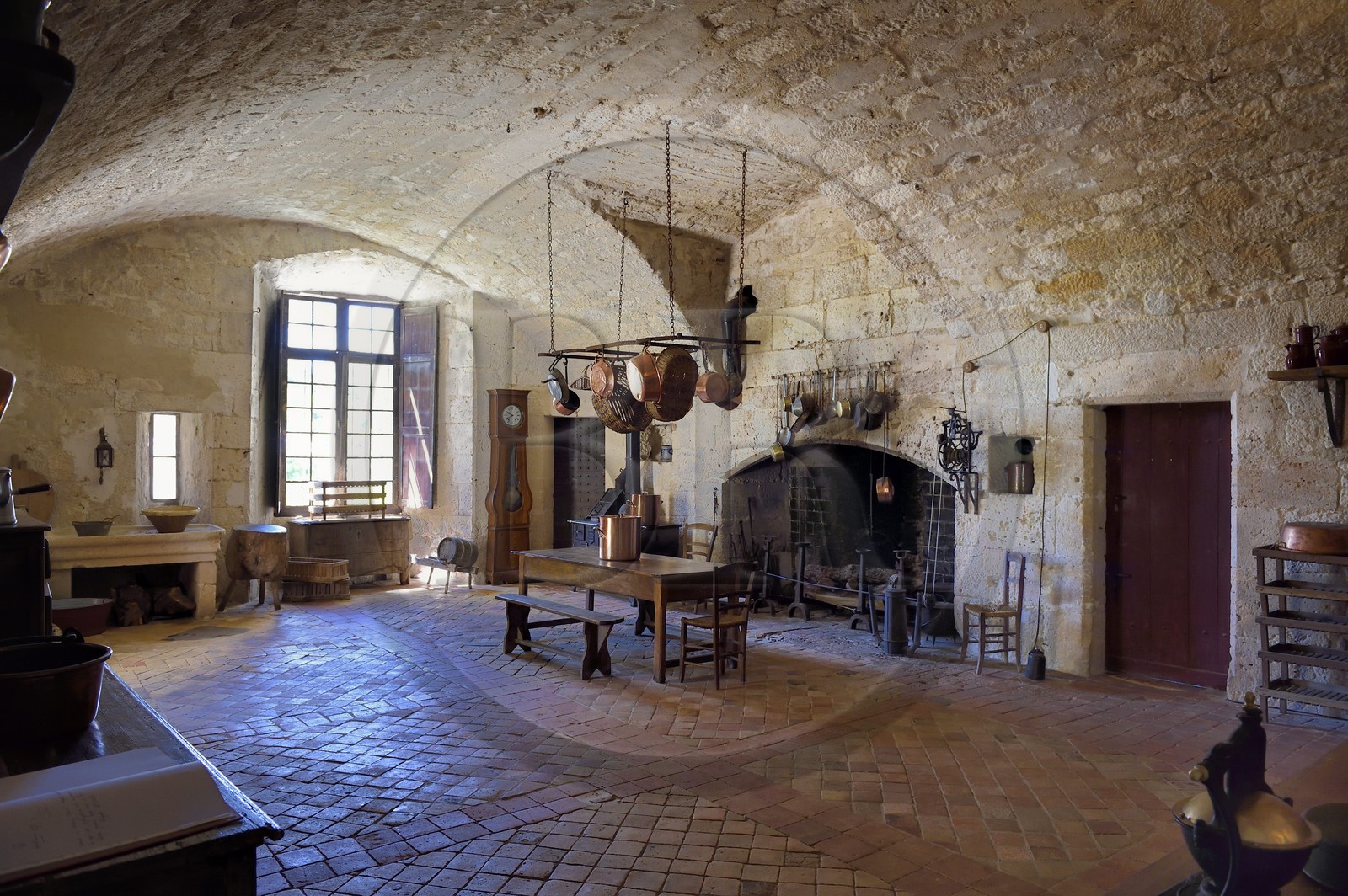 France, Dordogne (24), Ribagnac, chateau de Bridoire, la cuisine