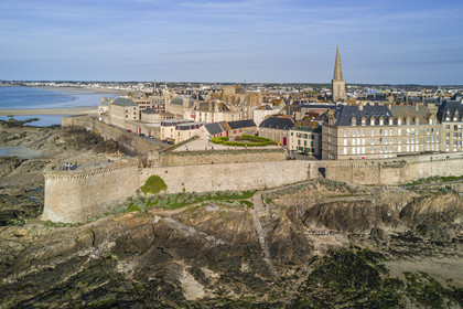 France, Ille-et-Vilaine (35), Côte d'Emeraude, Saint-Malo, la ville fortifiée avec la Tour Bidouane à gauche (vue aérienne)