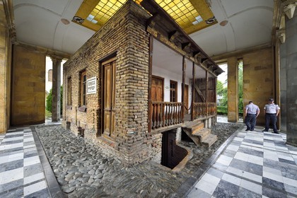 Géorgie, Kartlie intérieure, Gori, ville natale de Joseph Staline, la maison natale de Staline dans son écrin au musée Staline