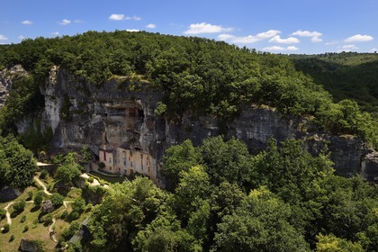 France, Dordogne (24), Périgord Noir, vallée de la Vézère, Tursac, maison fortifiée troglodytique de Reignac du XVIe siècle (vue aérienne)