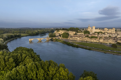 France, Vaucluse (84), Avignon, le pont Saint-Bénézet (pont d'Avignon) sur le Rhône et le Palais des Papes, classés Patrimoine mondial de l'UNESCO, en arrière plan (vue aérienne)