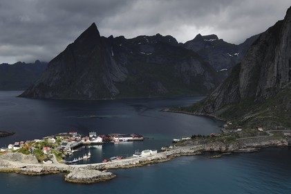 Norvège, Nordland, Iles Lofoten, Ile de Moskenes, village de pêcheurs de Hamnoy près de Reine (vue aérienne)