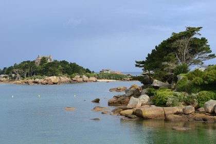 France, Côtes-d'Armor (22), Côte de Granit Rose, Trégastel, château et ile de Costaérès et plage Saint-Guirec à Ploumanach