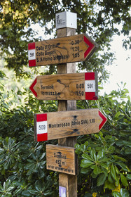 Italie, Ligurie, Cinque Terre, parc national des Cinque Terre classé Patrimoine Mondial de l'UNESCO, village de Monterosso al Mare, panneau indiquant les différents sentiers de randonnée et GR au départ du sanctuaire de Nostra Signora de Soviore