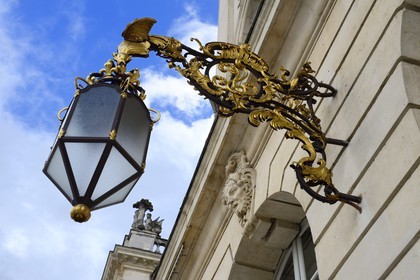 France, Meurthe-et-Moselle (54), Nancy, place Stanislas (ancienne Place Royale) construite par Stanislas Leszczynski, roi de Pologne et dernier duc de Lorraine au XVIIIe siècle, classée Patrimoine Mondial de l'UNESCO, lanterne fabriquée par Jean Lamour
