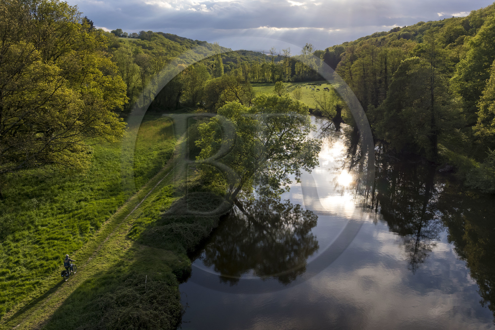 France, Vendée (85), Saint-Aubin-des-Ormeaux, randonnée cycliste dans la vallée de la Sèvre Nantaise (vue aérienne)