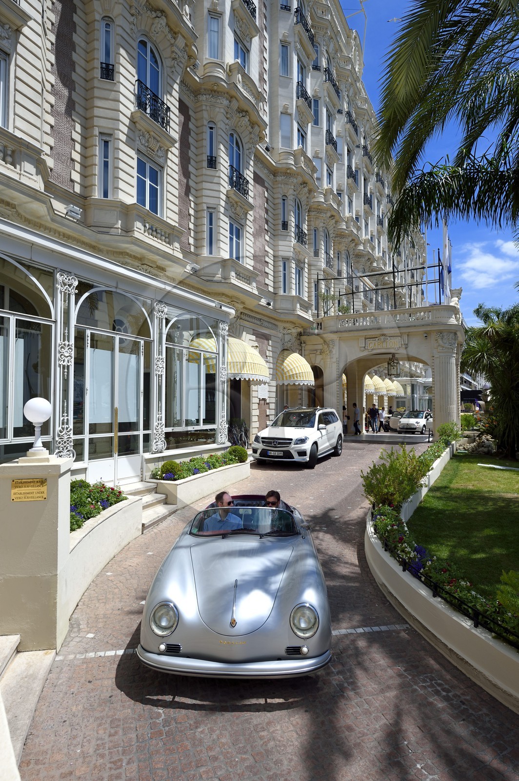 France, Alpes-Maritimes (06), Cannes, le palace du Carlton sur le boulevard de la Croisette, à bord d'une Porsche Speedster 356 décapotable de collection