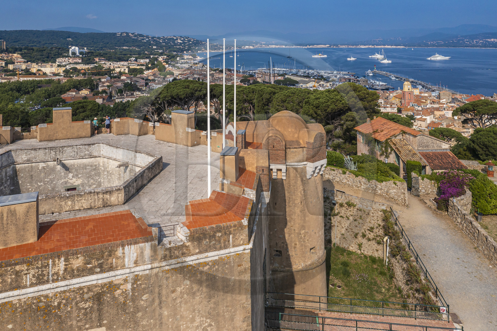France, Var (83), Saint-Tropez, la citadelle du XVIe siècle qui héberge le musée d'histoire maritime, la ville est en arrière plan (vue aérienne)