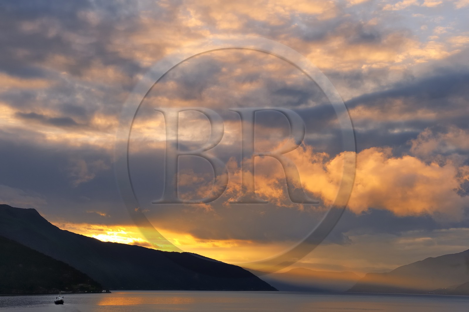 Norvège, comté de Sogn Og Fjordane, ferry sur le sognefjorden à Balestrand et la montagne de Bleia (1718m) au fond