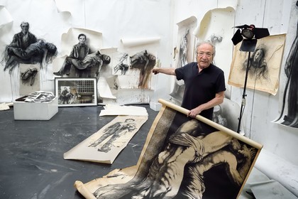 France, Ivry-sur-Seine (94), l'artiste plasticien Ernest Pignon-Ernest dans son atelier