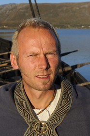 Norvège, Nordland, Iles Lofoten, ile de Vestvagoy, le drakkar (bateau viking) Lofotr construit à l'identique sur le lac de Borg et son capitaine Terje Boe