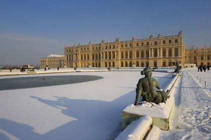 France, Yvelines (78), parc du château de Versailles sous la neige, classé Patrimoine Mondial de l'UNESCO, Parterre d'eau