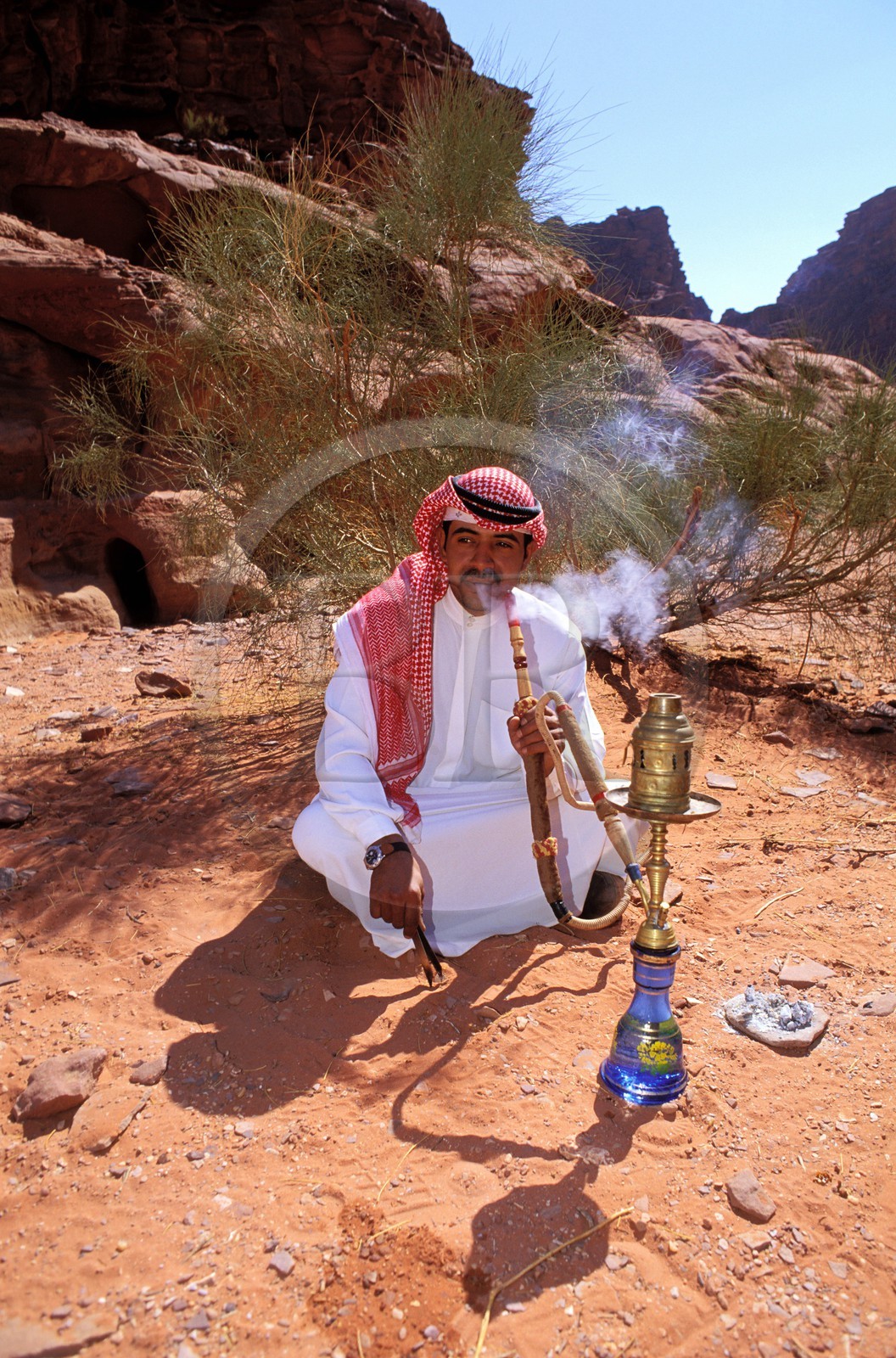 Jordanie, le Wadi Rum, fumer un narguilé au tabac parfumé est un moment de détente dans la journée