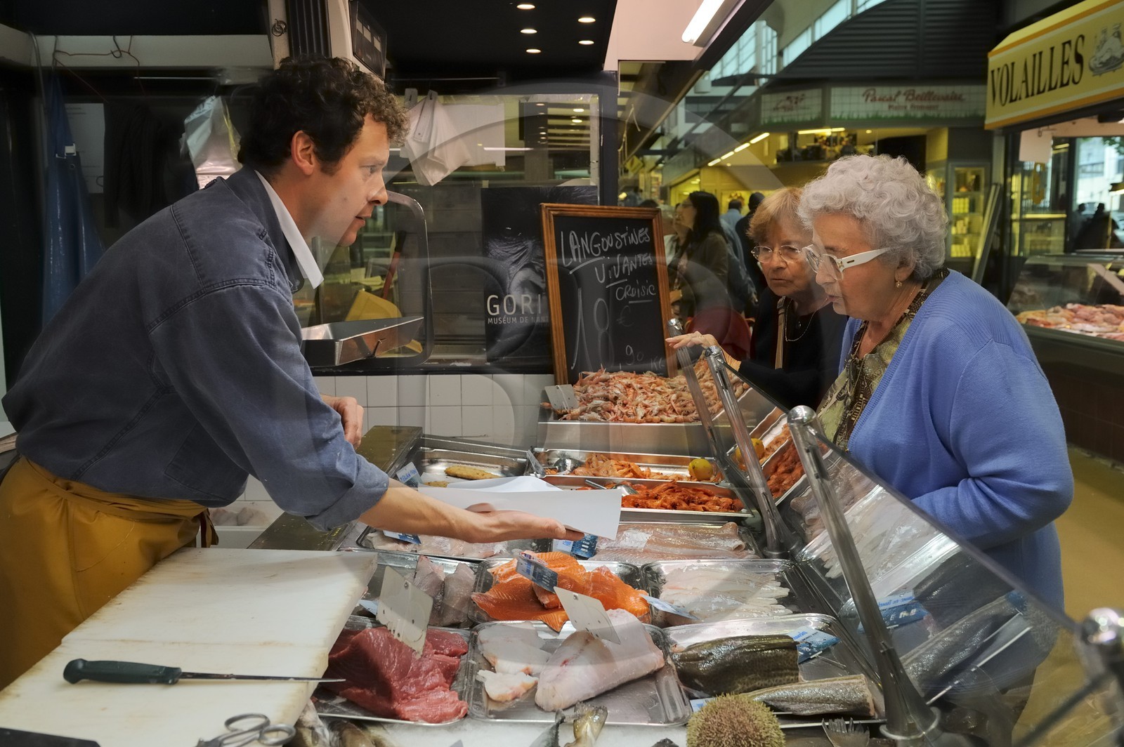 France, Loire-Atlantique (44), Nantes, marché de Talensac, étal du poissonnier