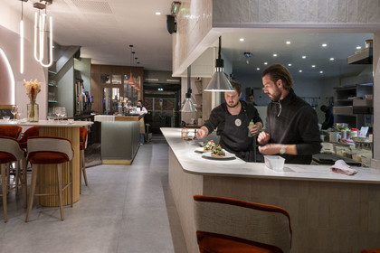 France, Côte-d'Or (21), Dijon, zone classée Patrimoine Mondial de l'UNESCO, François Louvel dans sa Brasserie François autour des halles centrales