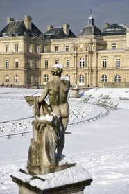 France, Paris (75), quartier Saint-Michel, le jardin du Luxembourg, statue devant le palais du Sénat