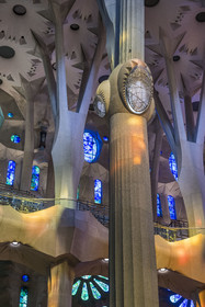 Espagne, Catalogne, Barcelone, quartier de l'Eixample, basilique de la Sagrada Familia de l'architecte du modernisme catalan Antoni Gaudi classée Patrimoine Mondial de l'UNESCO, le côté Est de la Nef et les bancs prévus pour acceuillir des grandes chorales, les colonnes du vaisseau central (nef) se subdivisent en branches tel un arbre