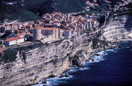 France, Corse-du-Sud (2A), Bonifacio, la vieille ville perchée sur la falaise de calcaire (vue aérienne)