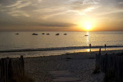 France, Charente-Maritime (17), Ile d'Oléron, Saint-Georges-d'Oléron, plage de Domino au coucher de soleil