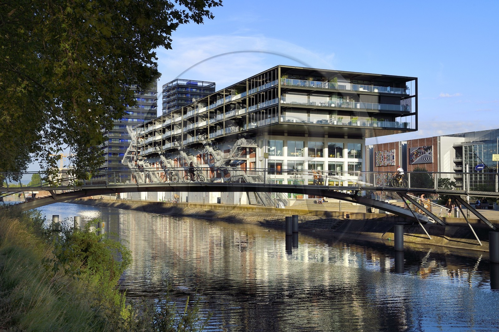 France, Bas-Rhin (67), Strasbourg, amenagement du port du Rhin et reconversion du mole du Bassin d'Austerlitz, presqu'ile Malraux, ancien entrepot du Mole Seegmuller transformé en commerce et appartements d'habitation en bordure du bassin d'Austerlitz, les immeubles les Black Swans en arrière plan