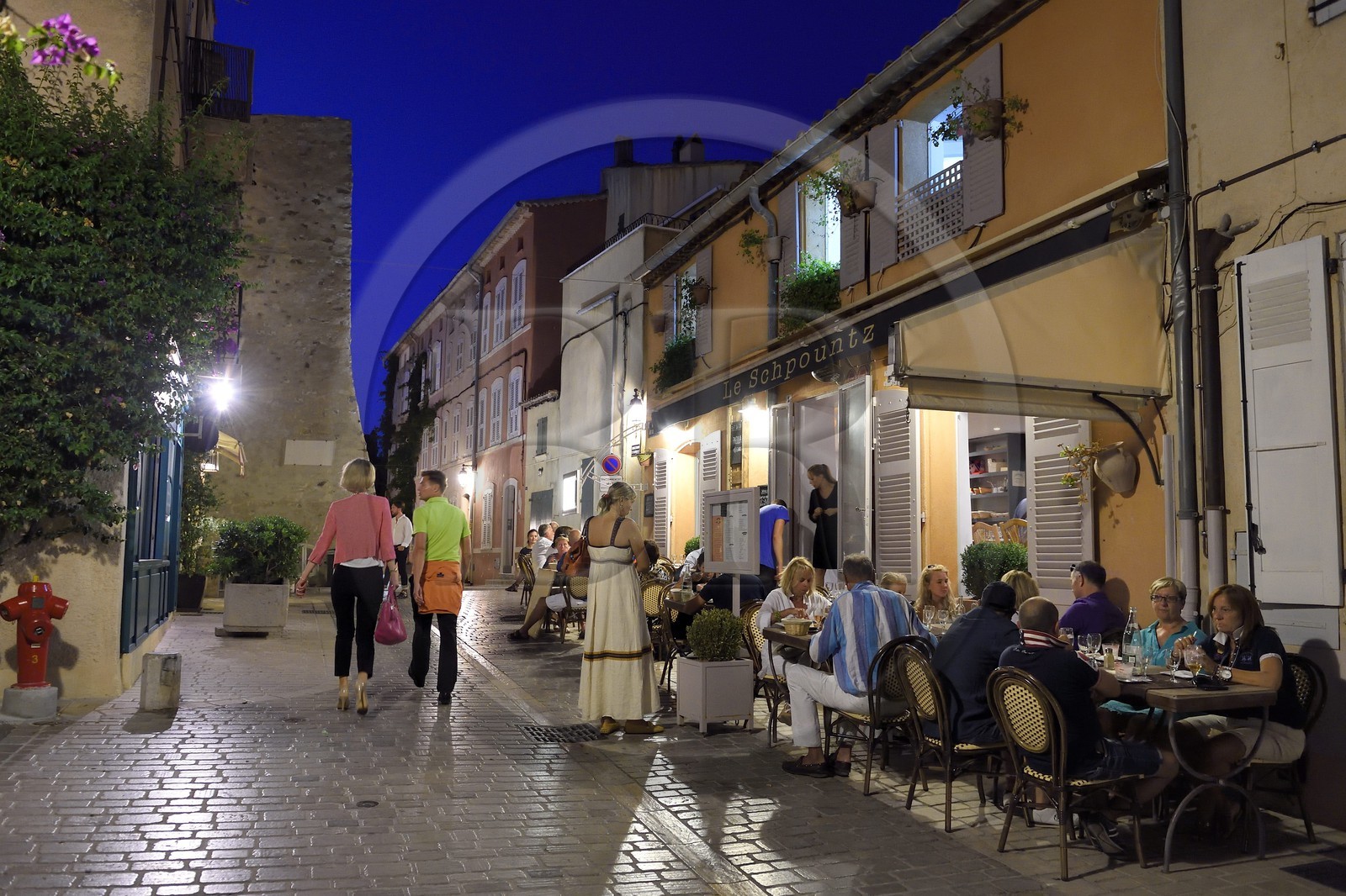 France, Var (83), Saint-Tropez, restaurant rue Aire du Chemin et la Tour Jarlier du XVIème siècle