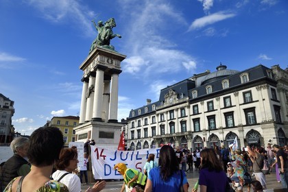 France, Puy-de-Dôme (63), Clermont-Ferrand, la place de Jaude haut lieu des manifestations dans la ville et la statue de Vercingétorix du sculpteur Bartholdi, défilé des sans-culottes, manifestation en solidarité des sans-abris