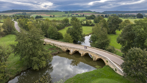 France, Yonne (89), Montréal (Bourgogne), randonneurs traversant le pont sur la rivière Serein (vue aérienne)