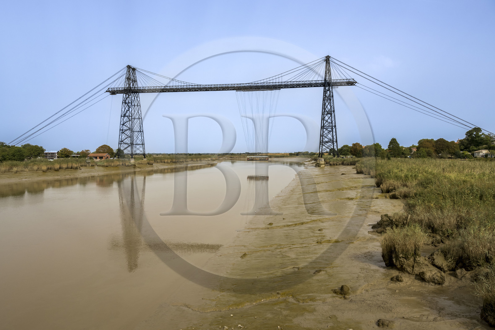 France, Charente-Maritime (17),  Rochefort, le pont transbordeur de Rochefort (ou Martrou) construit par Ferdinand Arnodin en 1900, la nacelle est en translation au dessus du fleuve Charente