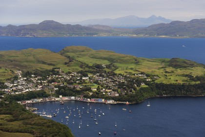 Royaume-Uni, Ecosse, Highland, Hébrides intérieures, Ile de Mull, la ville principale Tobermory et son port (vue aérienne)