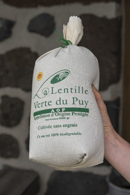 France, Haute-Loire (43), Bouchet-Saint-Nicolas, randonnée avec un âne sur le chemin de Stevenson (GR 70), rencontre avec Emilie et Pierre Villesèche de L'Arrestadou qui cultivent les lentilles vertes du Puy