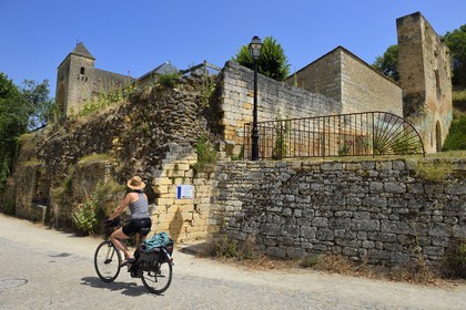 France, Dordogne (24), Périgord Noir, Saint-Amand-de-Coly, labellisé Les Plus Beaux Villages de France, l'abbaye de Saint-Amand-de-Coly et l'église abbatiale fortifiée