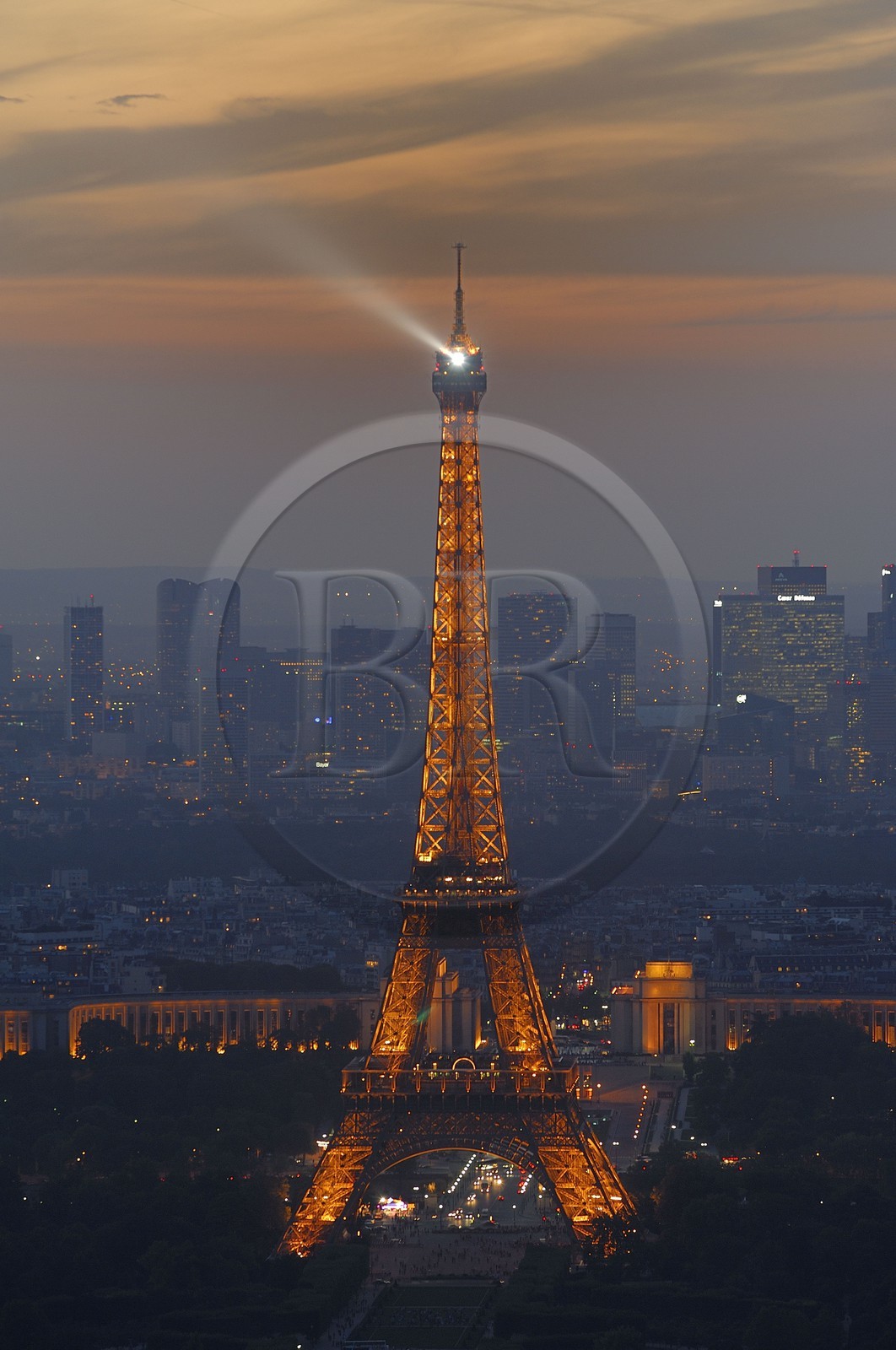 France, Paris (75), la Tour Eiffel illuminée (© SETE-illuminations Pierre Bideau) depuis la Tour Montparnasse