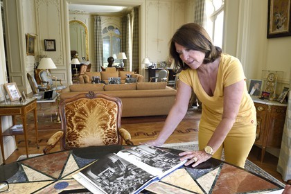 France, Alpes-Maritimes (06), Cannes, la villa La Californie où vécu Pablo Picasso, aujourd'hui renommé le Pavillon de Flore par Marina Picasso, Marina Picasso petite fille de Picasso dans le salon qui était autrefois l'atelier