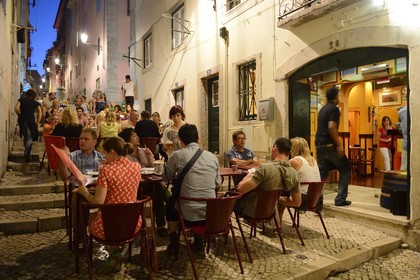 Portugal, Lisbonne, quartier du Bairro Alto, restaurant dans la rue pietonne travessa dos Fieis de Deus