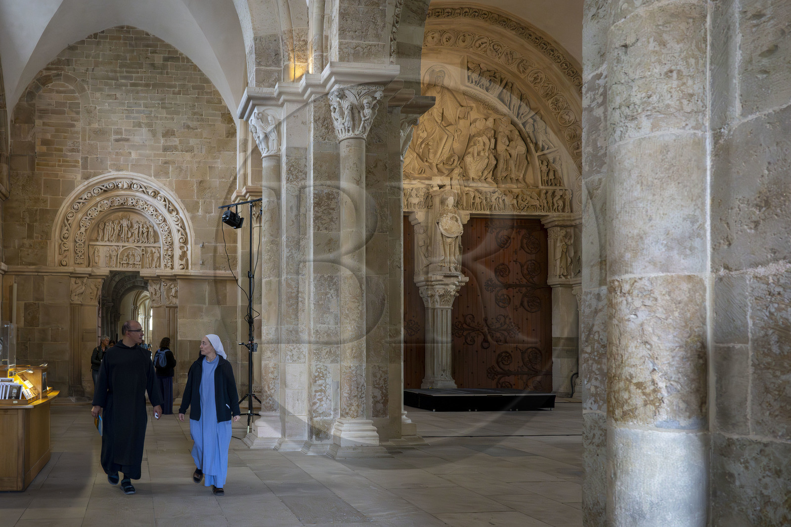 France, Yonne (89), parc naturel régional du Morvan, Vézelay, classé au Patrimoine Mondial de l'UNESCO, labellisé Les Plus Beaux Villages de France, point de départ de l'une des principales voies de pèlerinage de Saint-Jacques-de-Compostelle, la basilique Sainte-Marie-Madeleine, le frère Matteo et la soeur Petra de la Fraternité de Jérusalem dans le narthex