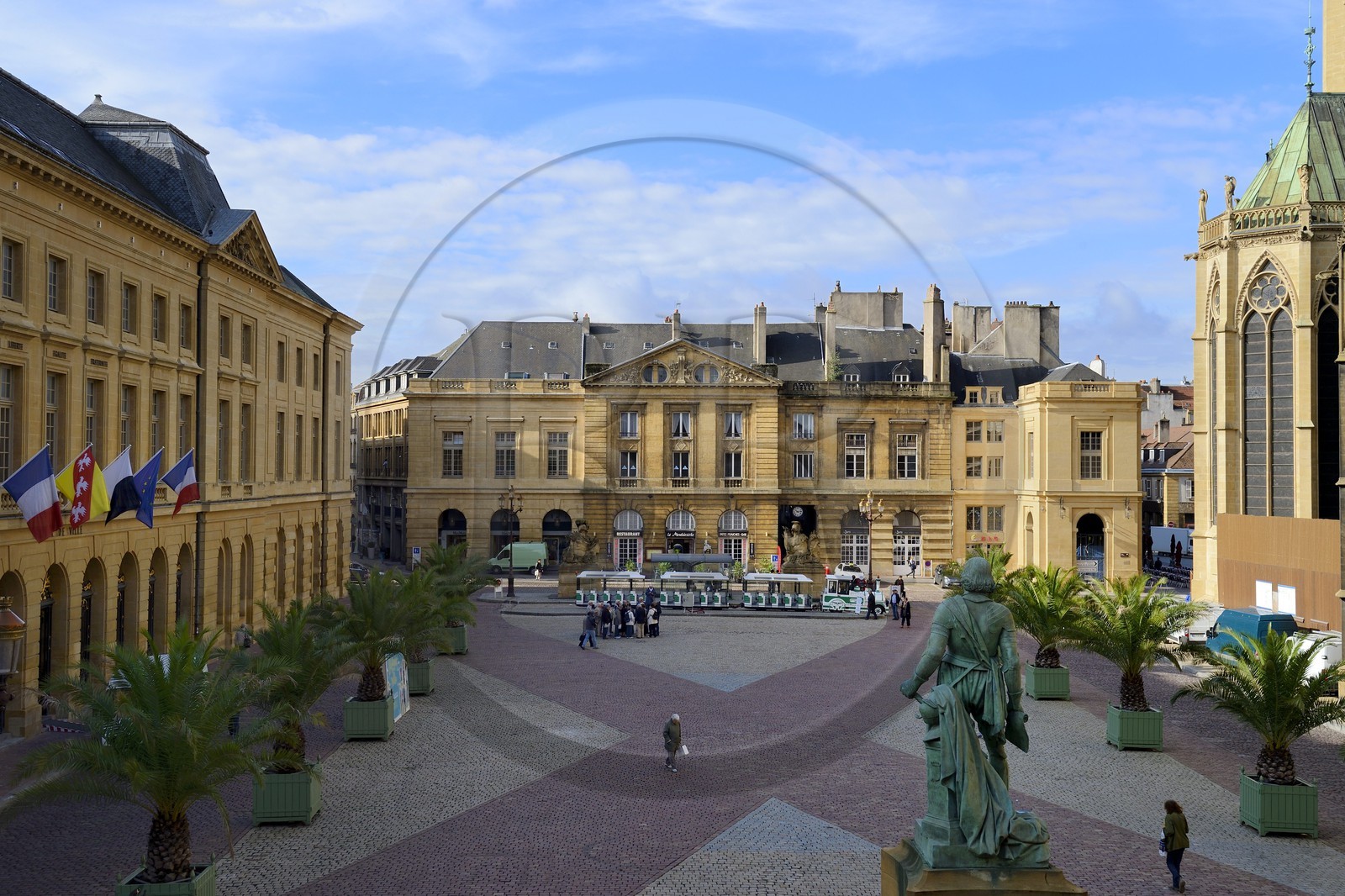 France, Moselle (57), Metz, la place d'Armes, statue du maréchal Fabert entre l'hotel de ville et la cathédrale Saint-Etienne à droite en pierre de Jaumont