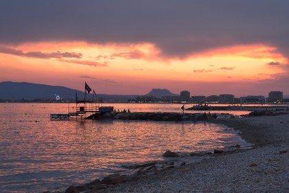 France, Var (83), Saint-Raphaël, plage de la ville au coucher de soleil