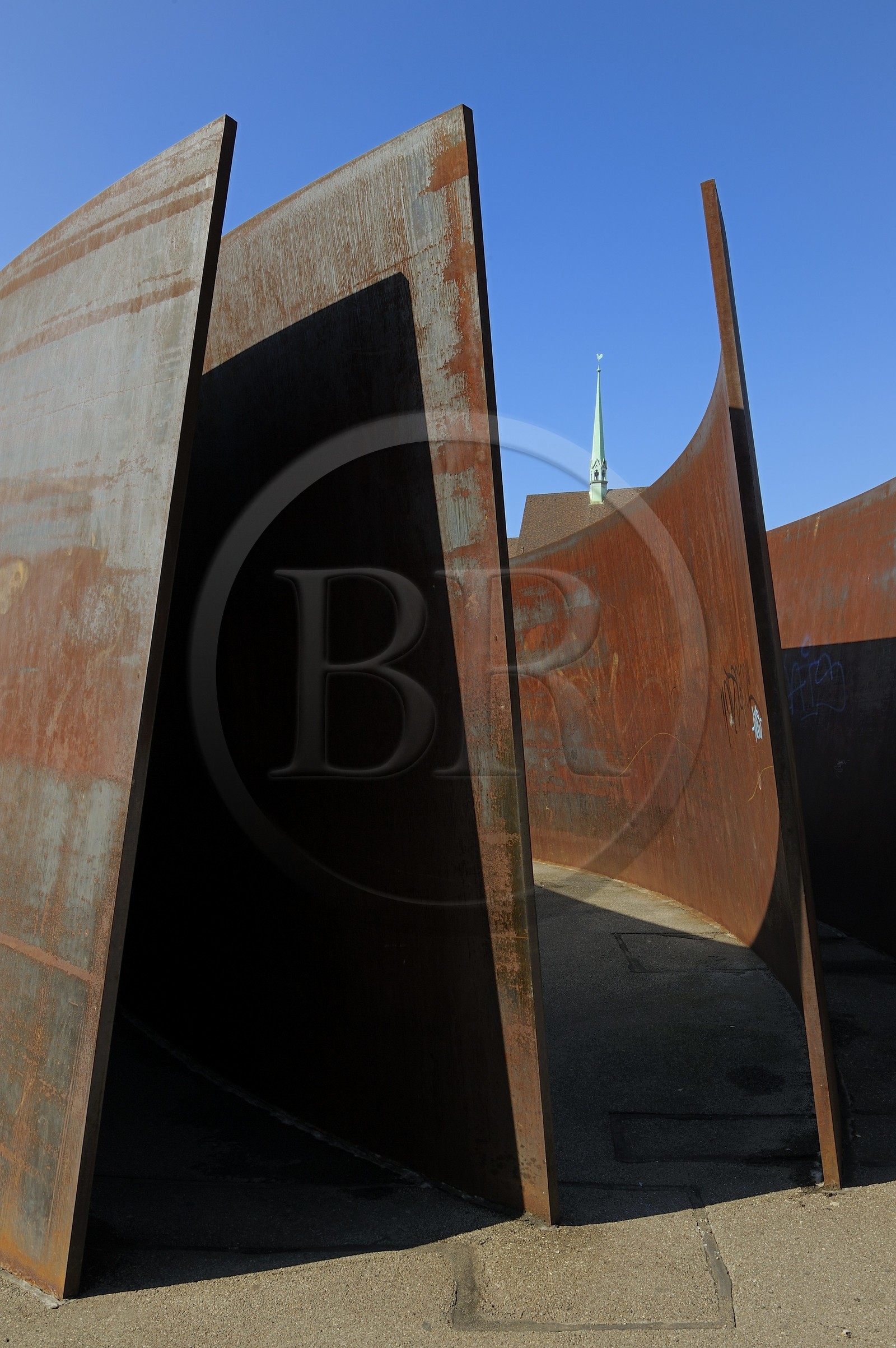 Suisse, Bâle, Intersection sculpture de Serra sur la Theaterplatz