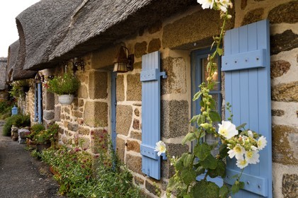 France, Finistère (29), région de Pont-Aven, Nevez, les chaumières traditionnelles à toit de chaume de Kerascoet
