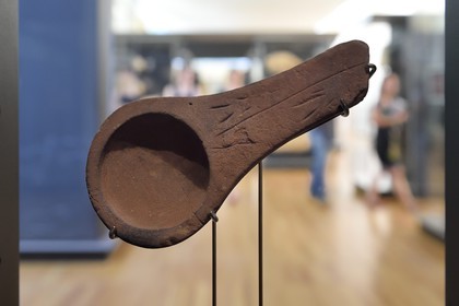 France, Dordogne (24), Périgord Noir, vallée de la Vézère, Les Eyzies-de-Tayac-Sireuil, site classé Patrimoine Mondial de l'UNESCO, Musée National de la Préhistoire, Lampe de Lascaux en grès rouge datant du magdalénien